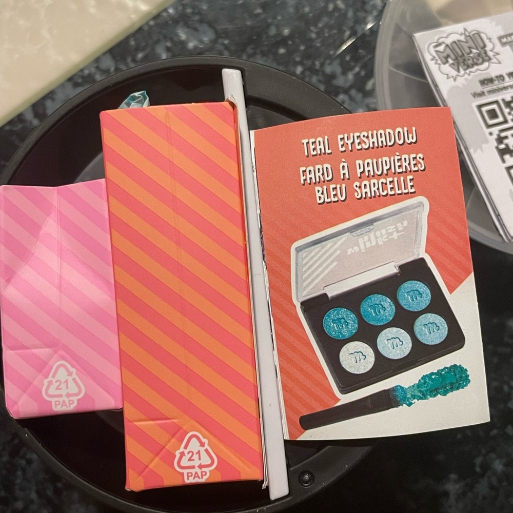 Miniverse Teal Eyeshadow Palette